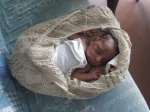 Serahs Baby schläft friedlich im Bilum